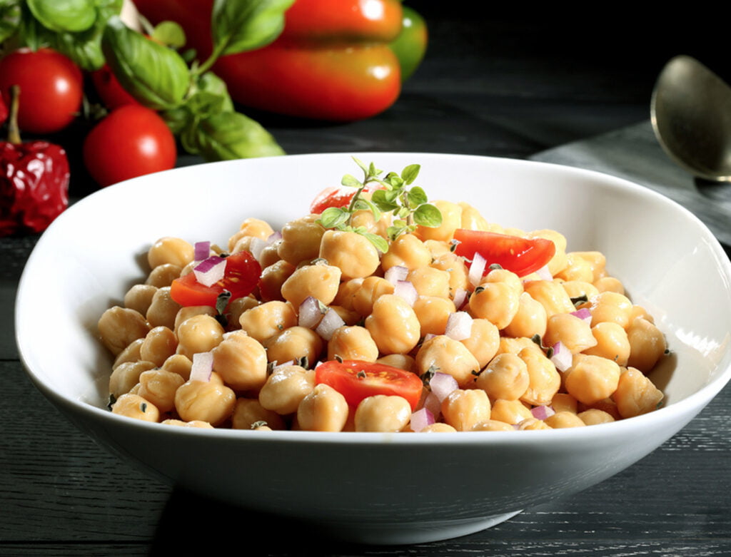 Receita de salada de grão-de-bico refrescante para o Natal