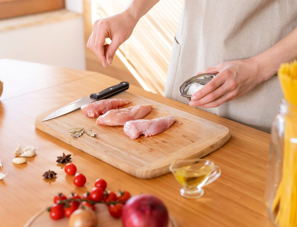 Como temperar frango: 5 dicas práticas para deixar a carne ainda mais suculenta