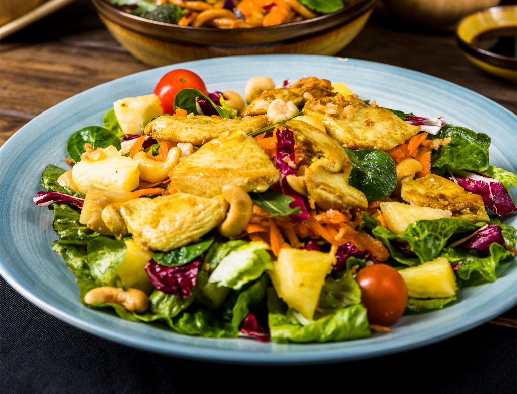 Ave Millenium Ad´oro Assada com Salada Colorida: Um Banquete Visual e Gastronômico para a Ceia de Natal