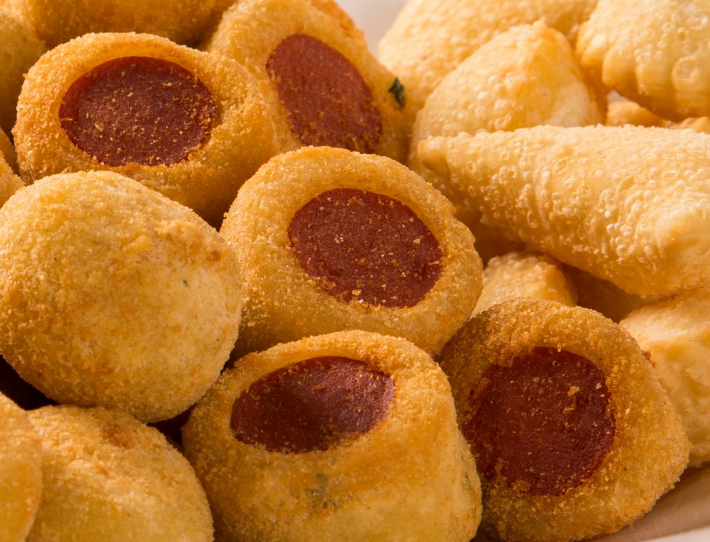 Enroladinho Frito de Salsicha de Frango Ad´oro: O Salgadinho que é a Estrela de Qualquer Ocasião