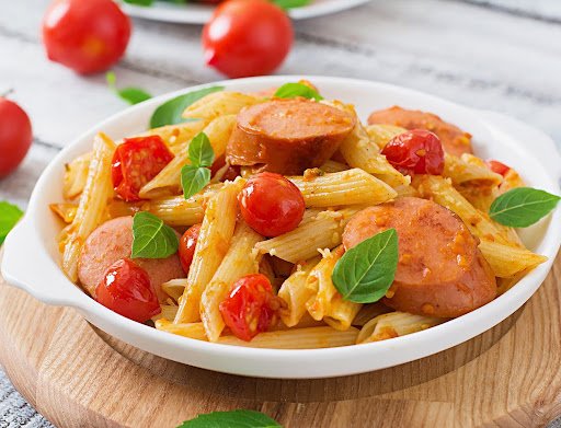 Macarrão Rápido com Salsicha de Frango Ad´oro: A Solução Perfeita para um Jantar Descomplicado