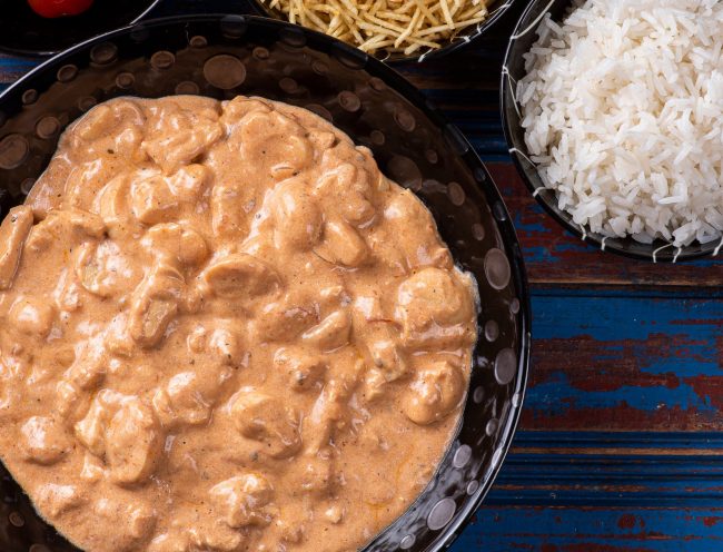 blog_mar__0007_Texto 12 – Strogonoff de Coração de Frango Ad_oro_ Um Clássico com um Toque Especial