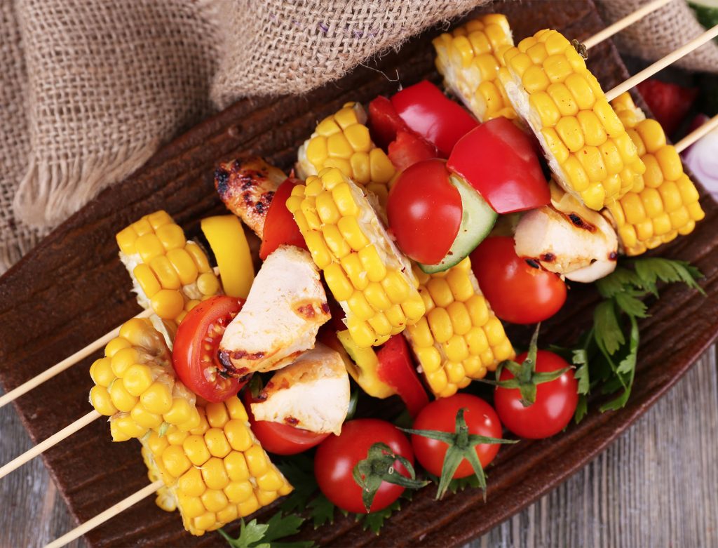 Espetinho Caipira com Filé de Coxas e Sobrecoxas Ad'oro: A Tradição na Sua Festa Junina
