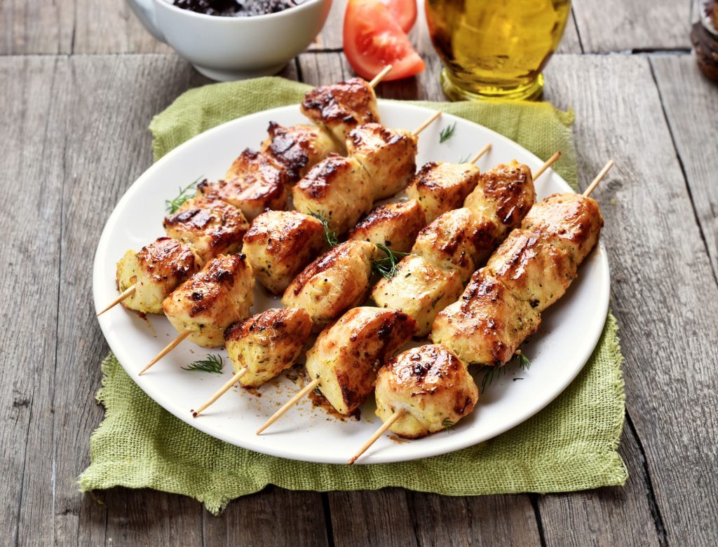 Espetinho de Peito de Frango Temperado Ad'oro com Mostarda: A Receita Ideal para Churrascos e Festas Juninas