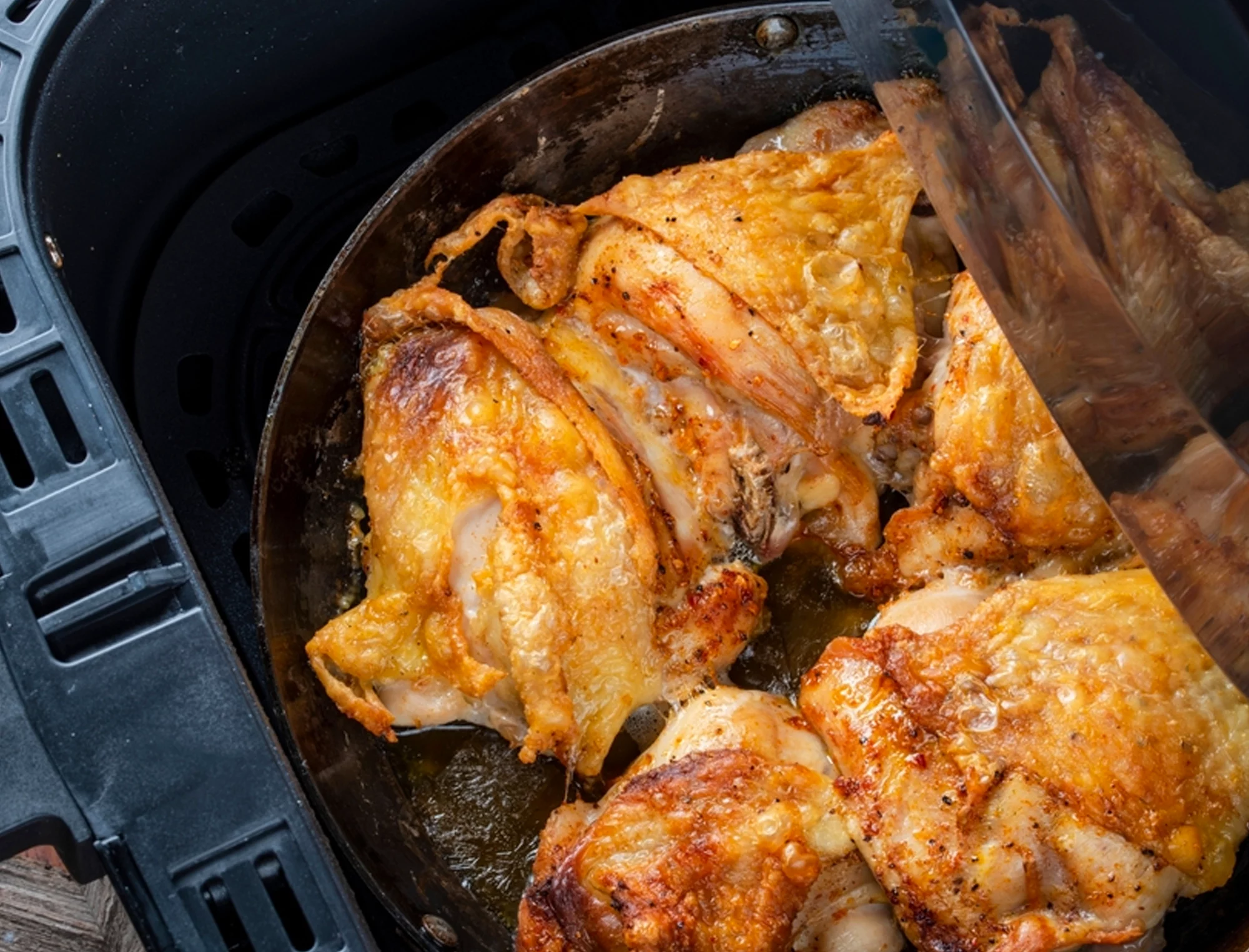 blog_setembro__0007_Texto-5—Sobrecoxas-Crocantes-de-Frango-Ad’oro-na-Airfryer_-Uma-Refeição-Prática-e-Saborosa-para-Qu