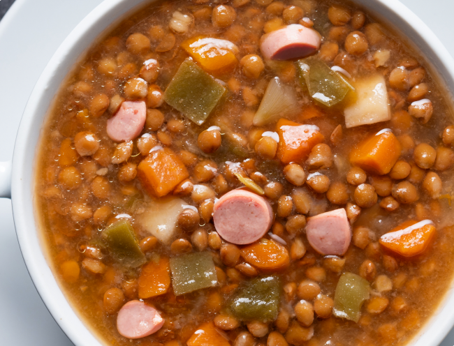 blog_setembro__0018_Texto-2—Sopa-de-Lentilha-com-Salsicha-Ad’oro-e-Cenoura_-Uma-Refeição-Nutritiva-e-Reconfortante