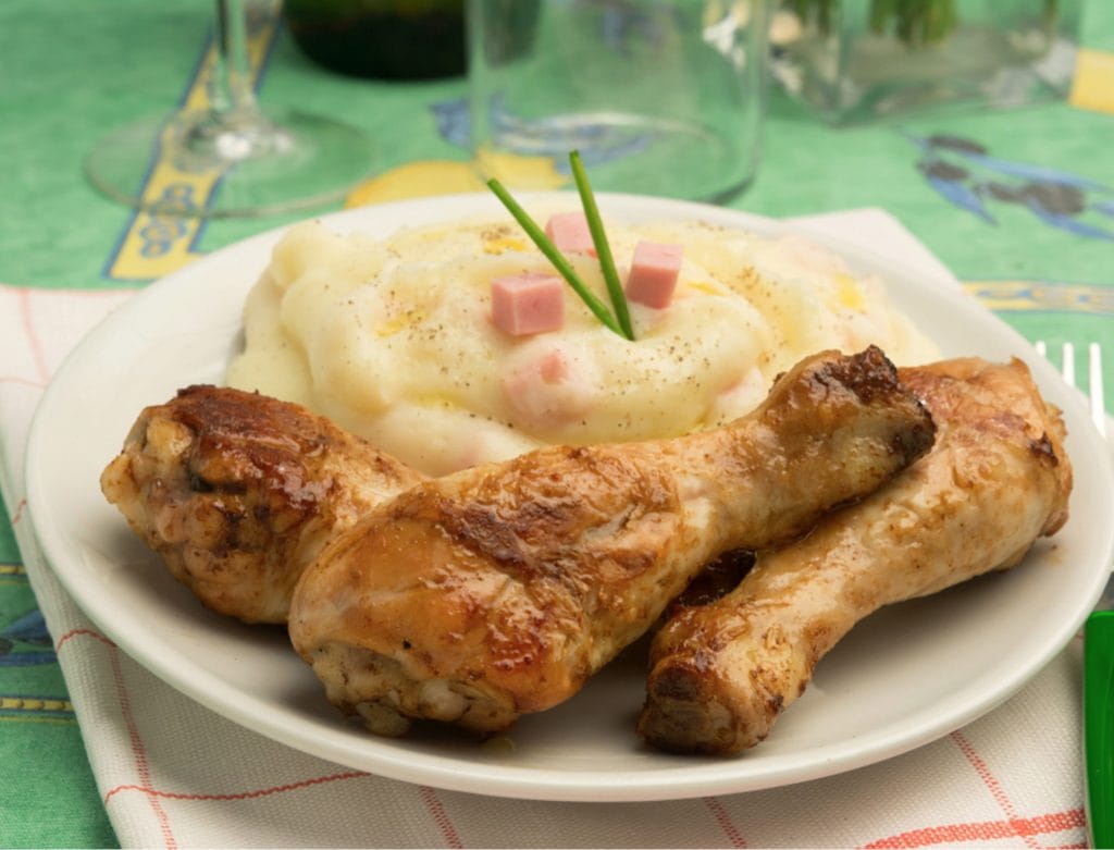 Coxa de Frango Ad'oro com Purê de Três Queijos: Uma Refeição Confortante e Saborosa para Momentos Especiais