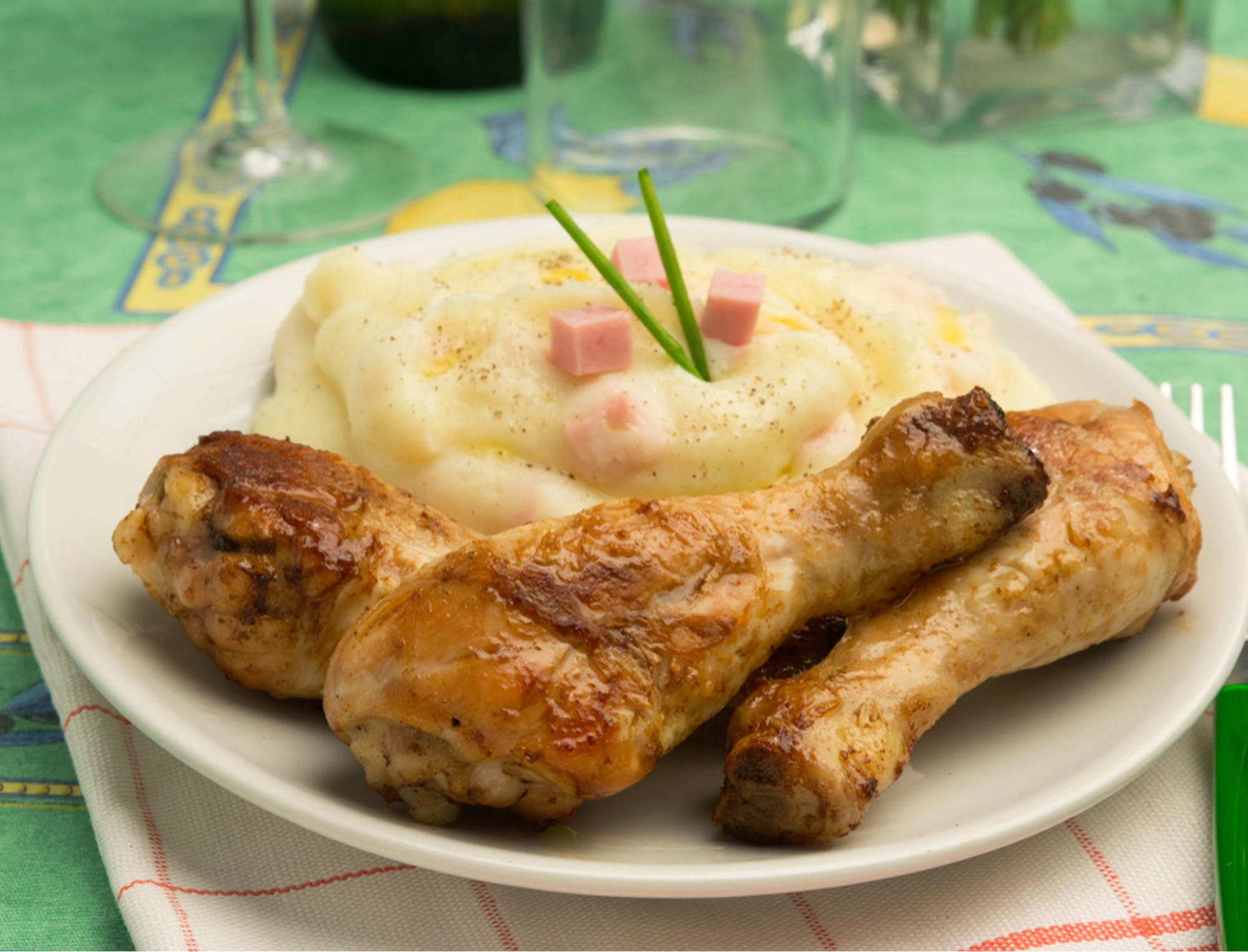 blog_millenium_2024__0009_Texto 7 – Coxa de Frango Ad’oro com Purê de Três Queijos_ Uma Refeição Confortante e Saborosa