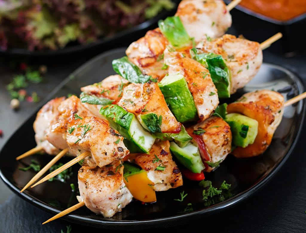 Frango Ad'oro no Espeto com Quiabo e Molho de Laranja: Perfeito para Churrascos em Família