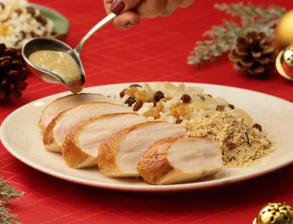 Ave Festiva Millenium Ad'oro com Farofa Tradicional e Molho Cremoso de Cebola: Uma Ceia de Natal Perfeita