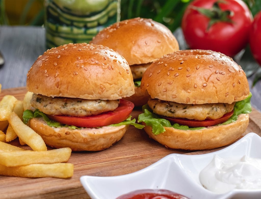 Mini Hambúrguer de Frango Ad'oro: Praticidade e Sabor para Lanches Divertidos nas Férias